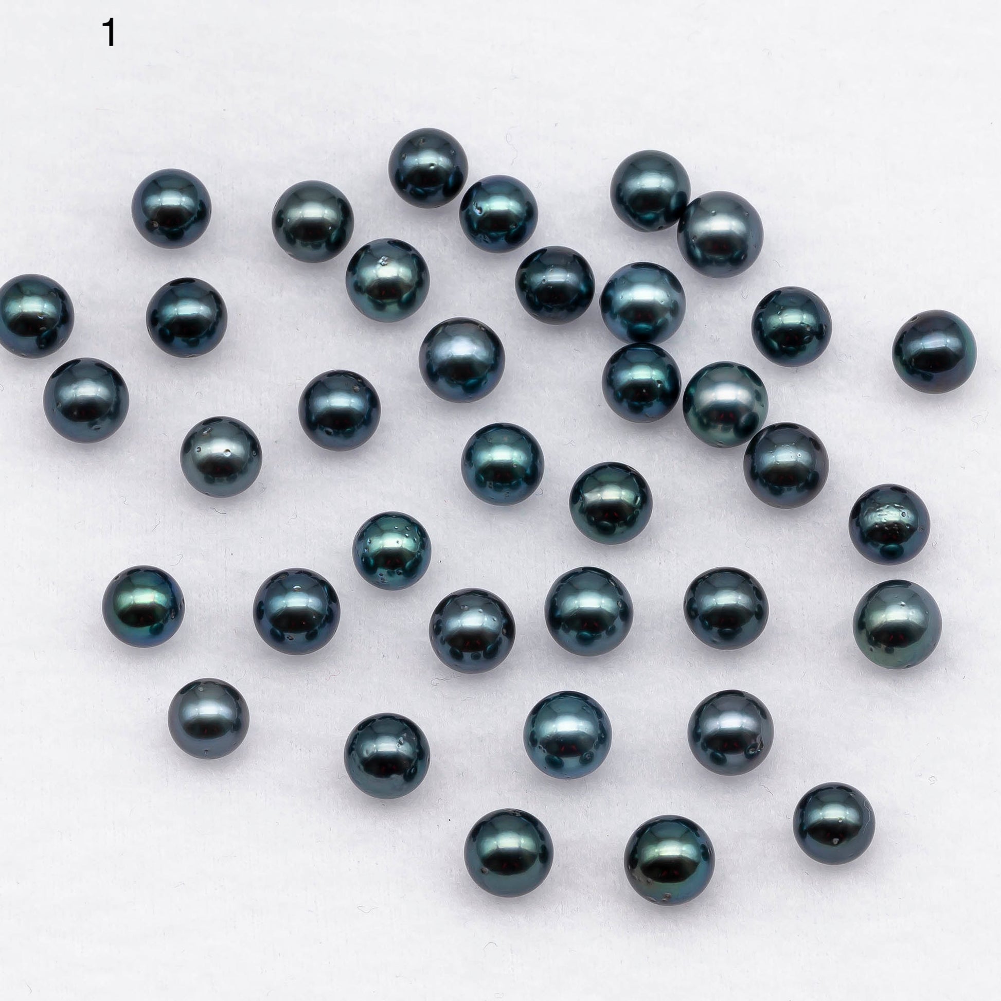 Single piece loose round Tahitian pearl in blue overtone with blemishes